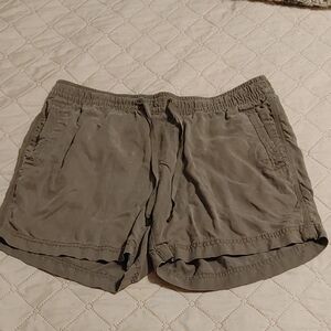 Eddie Bauer Women's sz Small Cargo Shorts in a Dark Sand Brown Shade